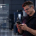 OVERMACH AI: operatore in officina con smartphone e interfaccia dell’assistente intelligente.